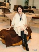 “黑白配”才是最高级的搭配，瞧这些50+女人的穿搭，简约显年轻