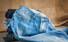 牛仔裤洗了以后发黄别着急扔 牛仔裤可以用洗衣液洗吗