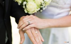 “我月入过万，掏不出份子钱”