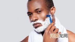18岁刮胡子有什么危害 胡子干刮好还是湿刮好