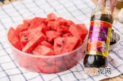 西瓜沾酱油吃好吃吗 西瓜为什么沾酱油