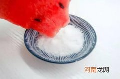 西瓜沾盐可以治牙疼吗 西瓜沾盐可以治疗口腔溃疡吗