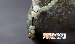 为什么有的翡翠是绿色有的是白色 翡翠为什么会有白色的吗
