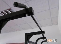 低单杠练腹肌技巧