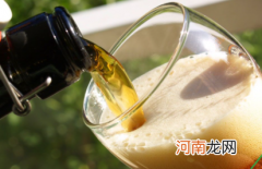 倒啤酒为什么有很多泡沫