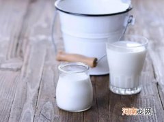 鲜牛奶呈现豆腐脑状还可以饮用吗？纯牛奶买保质期半年和45天哪个好