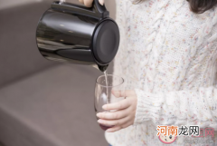水壶烧开后有白色沉淀物能喝吗，电水壶里有水垢怎么办