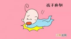 宝宝摔到头怎么判断宝宝有没有事 小孩从床上掉下来怎么判断她没事