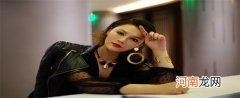 头发乌黑浓密、耳朵丰满、额头宽广红润 适合做土豪的女生面相