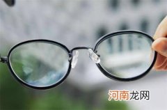 正确清洗眼镜的方法