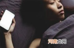 晚上手机放在床头会对头部有影响吗