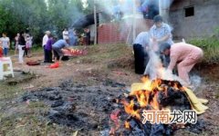 七月半碰到路边烧纸的人好不好