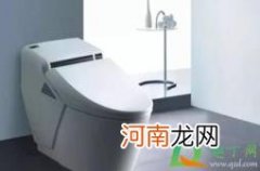 马桶盖怎么固定到马桶上的