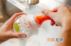 小宝宝的奶瓶怎么刷呢？