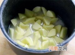 怎么做好吃的香肠土豆焖饭
