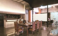 眼睛旁边长一粒粒的小白点 眼角长了个小白粒怎么办